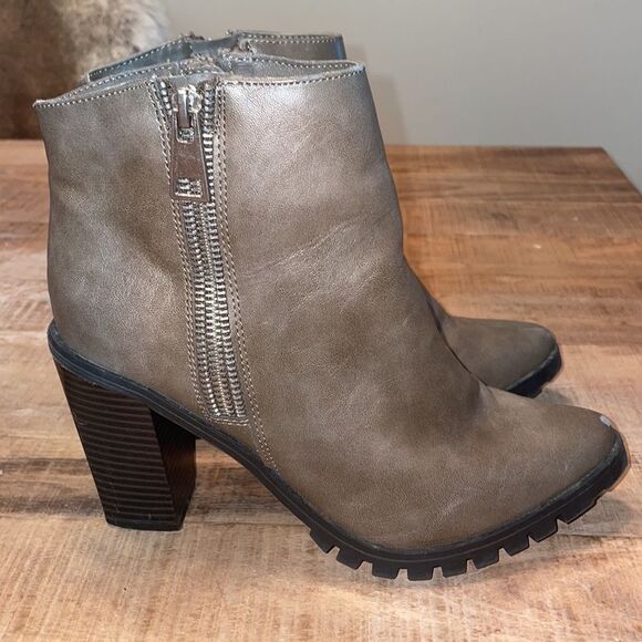 Mossimo Supply Co. | "Jan" Lug Sole Stacked Heel Pointed Toe Ankle Boots 8.5 - Picture 5 of 11